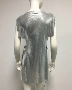 Vue arrière détaillée d'une robe courte à paillettes argentées avec laçage latéral noir