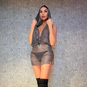 Détail de robe dos nu en résille noire avec strass brillants et capuche décolleté en V