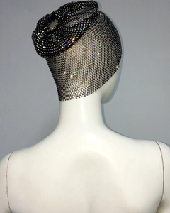 Vue détaillée du bandeau en résille noire orné de strass colorés étincelants