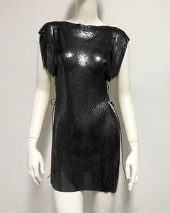 Détail du tissu à paillettes métalliques noires sur une robe sexy sans manches