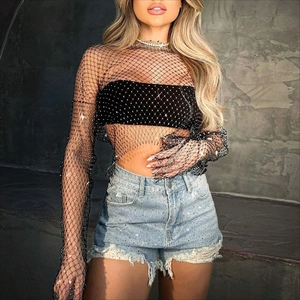Dettaglio del top a rete con strass luminosi e pantaloncini di jeans sfrangiati