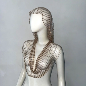 Detail eines goldenen Metallnetz-Kapuzenschals mit Perlenbesatz für Party-Outfits