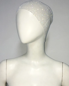 Vue détaillée du bandeau élastique blanc orné de strass en cristal scintillants