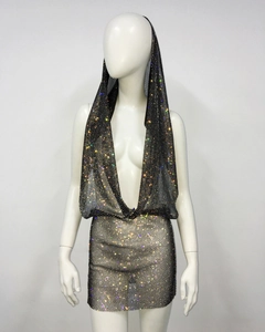 Détail d'un ensemble deux pièces à paillettes noires avec haut à capuche et jupe