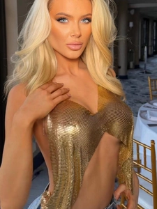 Haut licou chic en paillettes métalliques dorées pour femmes dans un cadre de fête