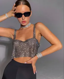 Détail d'un crop top en strass avec choker et bracelets assortis pour un look de soirée