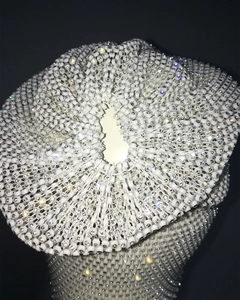 Détail de perles blanches et de strass scintillants sur un foulard en maille extensible