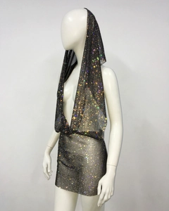 Détail de l'ensemble deux pièces en résille avec strass colorés sur maille noire