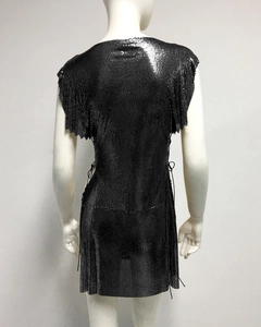 Détail de la robe à paillettes métalliques noires avec lacets latéraux et texture en maille