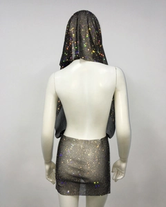 Détail d'un ensemble deux pièces en maille strass noire avec haut à capuche dos nu et jupe