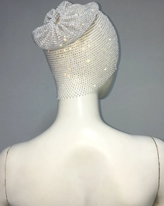 Détail d'un foulard en résille avec strass étincelants et perles blanches pour soirée