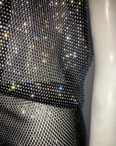 Gros plan détaillé des strass étincelants sur le tissu de la robe résille noire