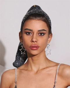 Détail du bandeau résille noir à strass et boucles d'oreilles étoiles argentées
