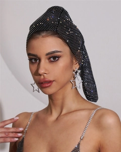 Vue détaillée d'un bandeau résille à strass de luxe et de boucles d'oreilles étoiles
