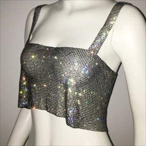 Détails du maillage en strass brillant et de la texture du crop top argenté de fête