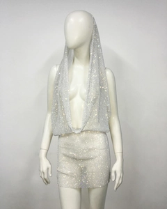 Détail de l'ensemble haut licou et jupe en maille avec strass argentés brillants