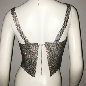 Vue détaillée du dos d'un haut en maille de strass argenté avec fermeture à chaîne en métal