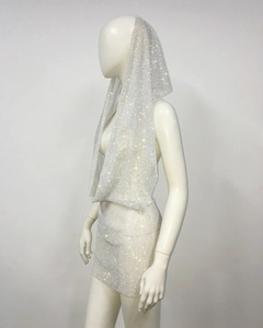 Détail d'un ensemble deux pièces en maille à paillettes blanches avec haut à capuche