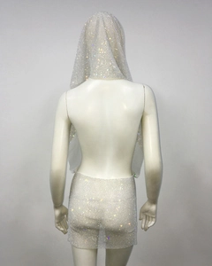Détail de l'ensemble bandana et jupe en maille argentée avec strass scintillants