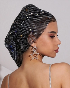 Vue détaillée du foulard en résille noire avec strass et boucles d'oreilles étoile argentées