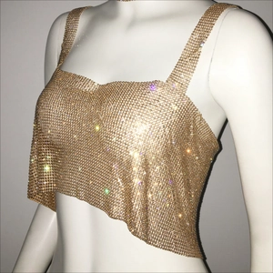 Détail du haut court en maille de strass doré champagne avec des cristaux étincelants