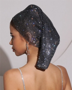 Vue détaillée du bandeau résille en strass brillant avec boucles d'oreilles étoiles
