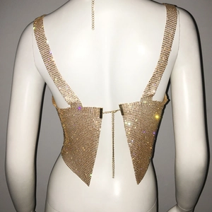 Détail du dos du top en strass doré avec fermoir en métal réglable et chaîne