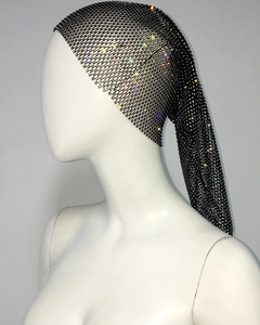 Gros plan d'un bandeau en maille noire orné de strass brillants et de cristaux