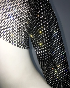 Gros plan d'un bandeau en maille noire orné de rangées de strass brillants étincelants