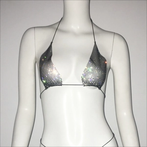 Détail d'un haut de bikini scintillant en strass avec licou et paillettes métalliques