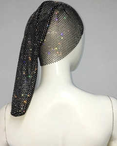 Détail arrière d'un accessoire de cheveux en filet noir orné de strass brillants