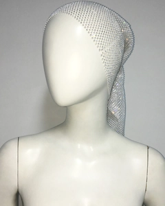 Gros plan détaillé d'un turban en maille de strass argentés brillants sur un mannequin