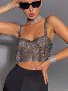 Haut court étincelant en strass avec collier choker assorti pour un look de soirée