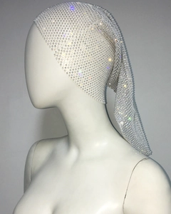 Détail du bandeau en maille strassée montrant les cristaux scintillants sur tissu élastique