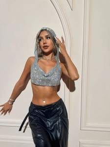 Haut court à capuche orné de strass brillants pour femmes, design sans manches tendance