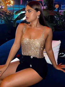 Top chic à paillettes dorées pour femmes avec short noir à taille haute élégant