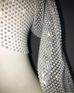 Détails du bandeau en maille tissé main avec perles blanches et strass scintillants