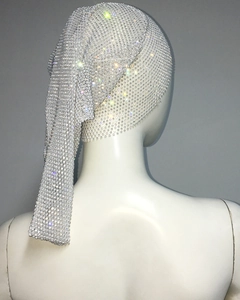 Gros plan détaillé d'un luxueux foulard en résille avec strass et maille de cristal