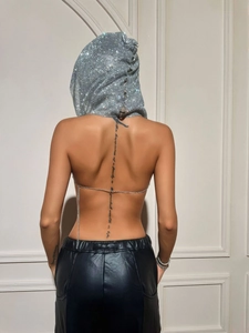 Haut à capuche en strass brillant avec dos nu et chaînes métalliques pour soirée