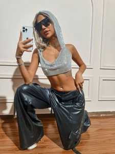 Ensemble haut court à capuche en strass brillants et pantalon cargo en similicuir noir