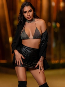 Haut sexy en résille strassée pour femme avec paillettes et mini-jupe en similicuir noir