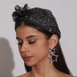 Bandeau en résille avec strass et boucles d'oreilles étoiles assorties sur mannequin