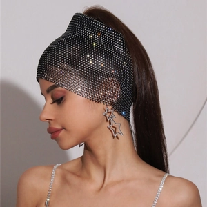 Coiffe luxueuse en résille noire avec strass et boucles d'oreilles étoiles scintillantes