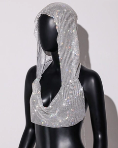 Vue détaillée du crop top argenté à capuche avec maille scintillante et strass en cristal