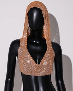 Détail du débardeur à capuche en maille strassée or rose avec reflets brillants