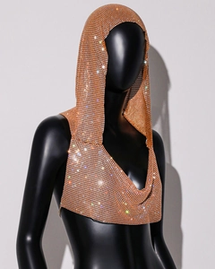 Détail du gilet à capuche en maille strass or rose avec cristaux métalliques