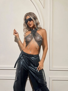 Haut licou sexy en résille avec strass et franges, porté avec un pantalon cargo