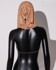 Détail de la coiffe dorée en strass avec chaîne de réglage délicate au dos