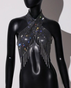 Détail du haut licou en strass avec motif en maille cristal et franges de chaînes