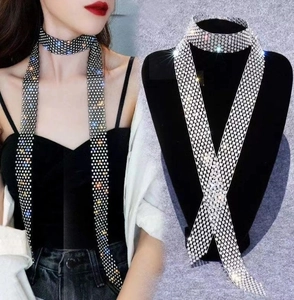 Detailaufnahme des glitzernden Strass-Chokers auf schwarzem Schmuckständer für Damen